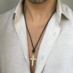 colar masculino couro ouro cruz cravejado 40